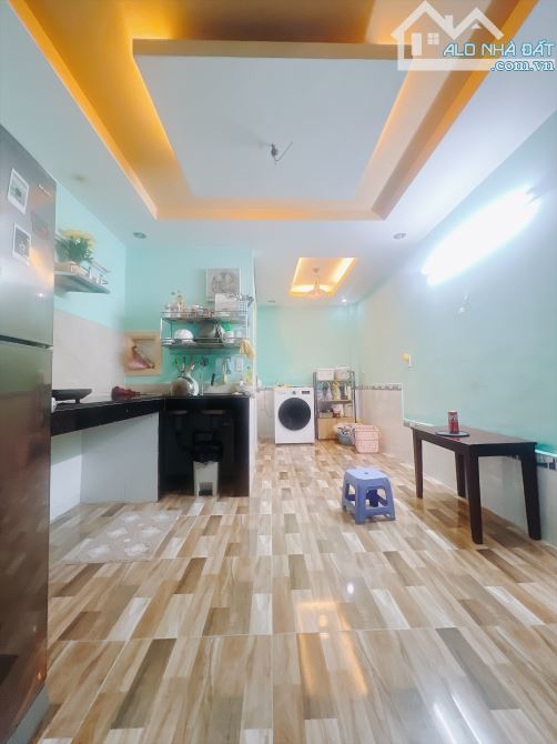 cần bán căn nhà 2 tầng Giá 2.1 tỷ Lê văn lương 40m2 xe hơi