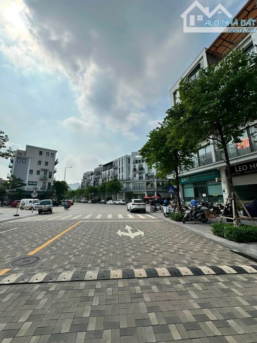 Cần Bán Gấp KDT The Manor Central Park- mặt phố đi bộ- vỉa hè cực rộng- KD sầm uất- DT75M.