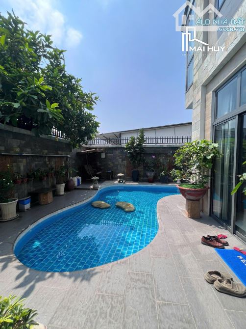 Bán biệt thự sân vườn + hồ bơi Trần Văn Sắc, Thảo Điền, DT 17 x 53m, 2 tầng, Giá 225 tỷ