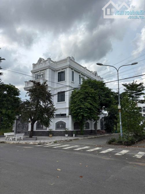 Bán Biệt thự dt 8x20m, đường 20m, full nội thất về ở ngay, 68 Bưng Ông Thoàn, P.Long Trườn