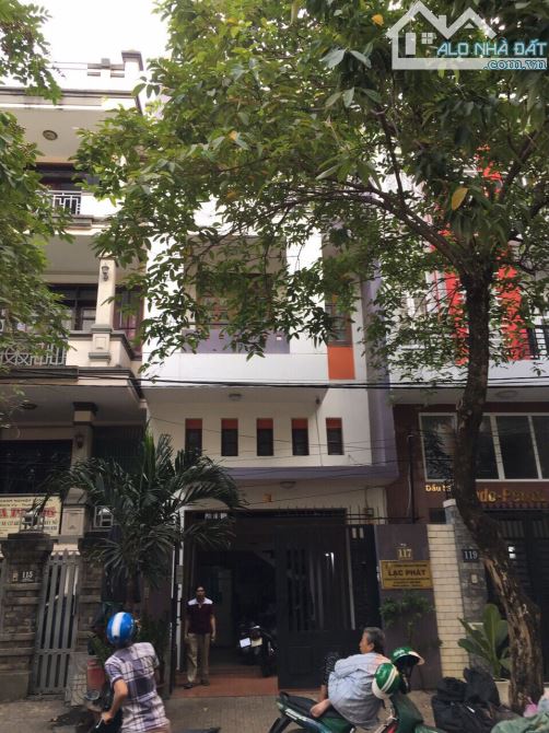 Quận 1 - nhà mặt tiền ngay THẠCH THỊ THANH – DT:4x17m, 4 tầng.