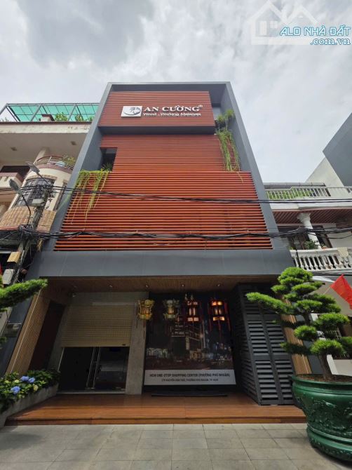 Nhà Đường VIP 702 Sư Vạn Hạnh, ngay Vạn Hạnh Mall - Ngang 8 x 15m, 4 lầu, chỉ 3x tỷ