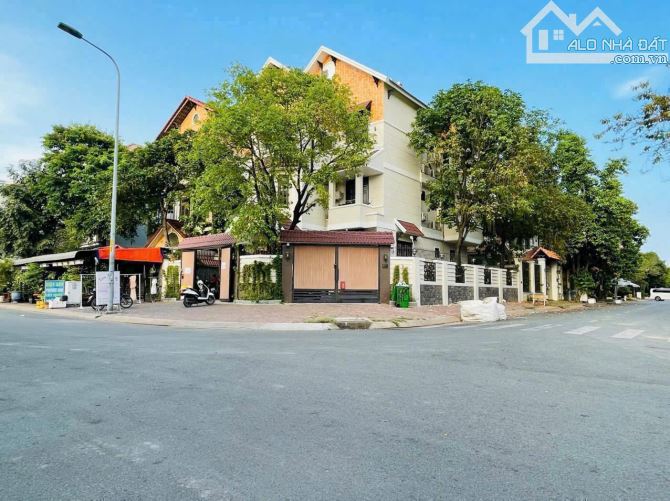 Giảm 10 tỷ, Bán lô góc 2 MT Bình Phú 1, Trục kinh doanh vip, DT: 12x20 240m2