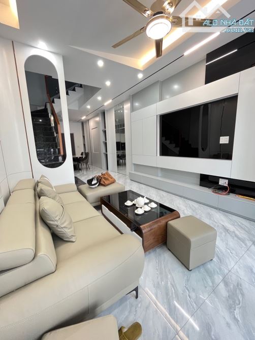 Bán nhà độc lập ô tô đỗ cửa tại Trương Văn Lực Hồng bàng