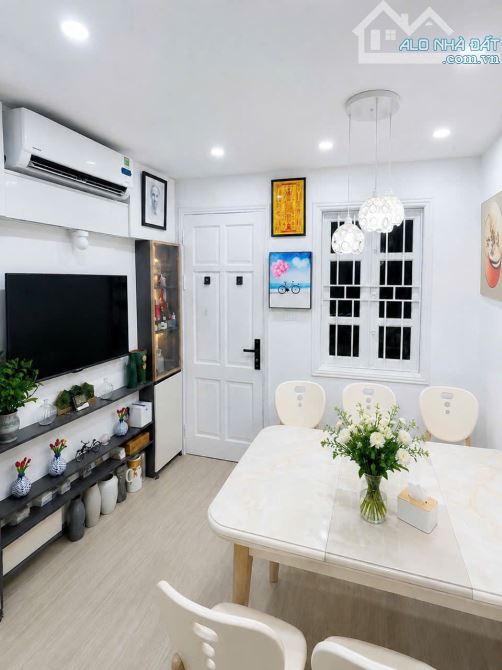 CĂN HỘ TẬP THỂ TẦNG 2 ĐẸP NHẤT ĐỐNG ĐA -70m2-3 ngủ-tặng nội thất phố TÔN ĐỨC THẮNG-Sdcc. T