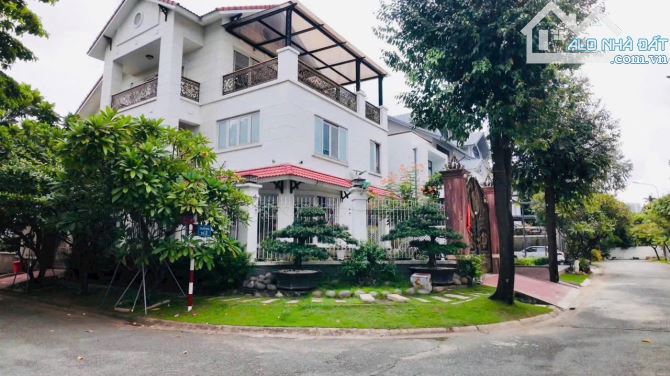 Bán Biệt Thự View Sông Góc Nam Phú Quận 7. 12m x 22m. 3 Tầng - Nhà Đẹp. Giá 44,5 Tỷ