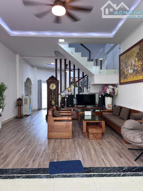 Bán nhà 1 trệt 1 lầu đường xe hơi gần trường Ngô Gia Tự, Chợ Bửu Hòa, 77m2, giá 2 tỷ 950.