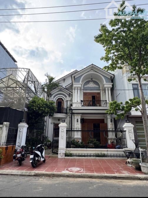 Bán Nhà Biệt Thự đường Khúc Thừa Dụ. Đối diện Siêu Thị, dt 134m2 . Giá 7tỷ xx