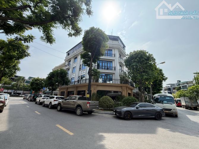 GIA ĐÌNH CẦN BÁN GẤP BIỆT THỰ KĐT VĂN PHÚ, LÔ GÓC THANG MÁY SIÊU ĐẸP. 180m2 - Giá 55 TỶ.