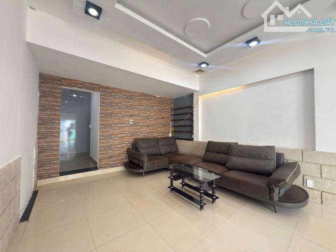 Z93 – NHÀ MẶT TIỀN NGUYỄN HIỀN – TRUNG TÂM PHỐ BMT