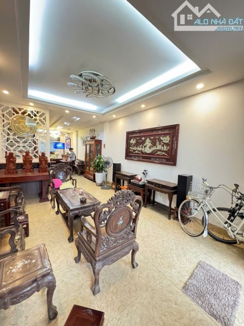 Mặt phố Phó Đức Chính Ba Đình, lô góc 2 mặt tiền, 105m² hạ sốc 6 tỷ, giá đầu tư