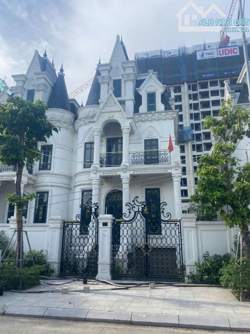 BIỆT THỰ LÂU ĐÀI - LÔ GÓC - 3 THOÁNG 50 TỶ 180m 5 TẦNG NGUYỄN ĐÌNH TỨ BẮC TỪ LIÊM