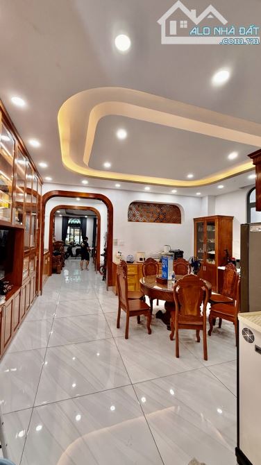 Mô tả: - Diện tích : nở hậu 7.8m - (200M2) - Kết cấu: 2 tầng BTCT gồm: 4pn ,có lối đi bên