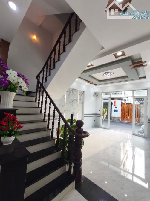 Bán gấp nhà 3 tầng hẻm ô tô Phan Văn Hớn Quận 12 - 74m2 giá 5.2 tỷ