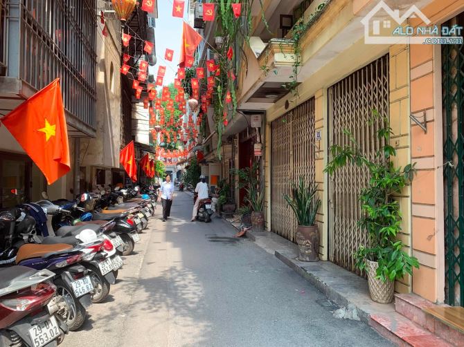 Bán căn hộ 12 Lý Nam Đế Phan Đình Phùng 70m 6.9 tỷ 3 ngủ lô góc đủ đồ trung tâm Hoàn Kiếm