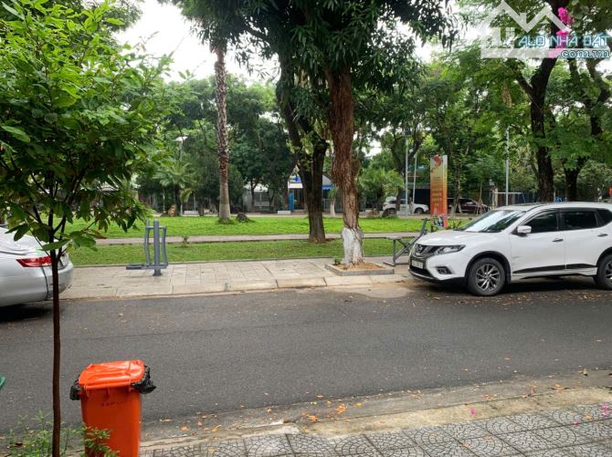 *Bán nhà 2 tầng, đối diện công viên, đường Trần Kim Bảng, dt 90m2, giá 9 Tỷ