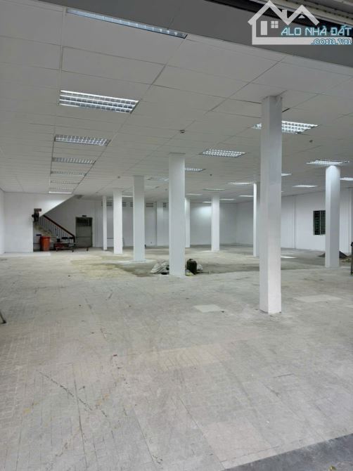 Bán nhà Phan Xích Long cách MT 1 căn 17.5x22m H9D 120tr giá 62 tỷ
