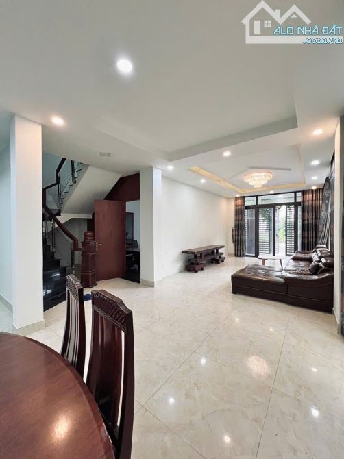 Biệt thự compound – Dt 180m² (10 x 18m) x 4 tầng – 6PN, 7WC – Gần The Global City