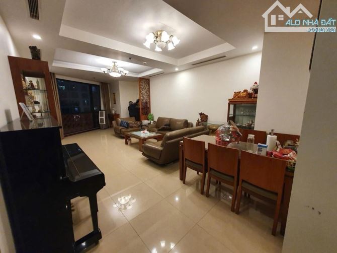 BÁN CĂN HỘ CHUNG CƯ ROYAL CITY NGUYỄN TRÃI 130M 2 NGỦ GIÁ 13.5 TỶ