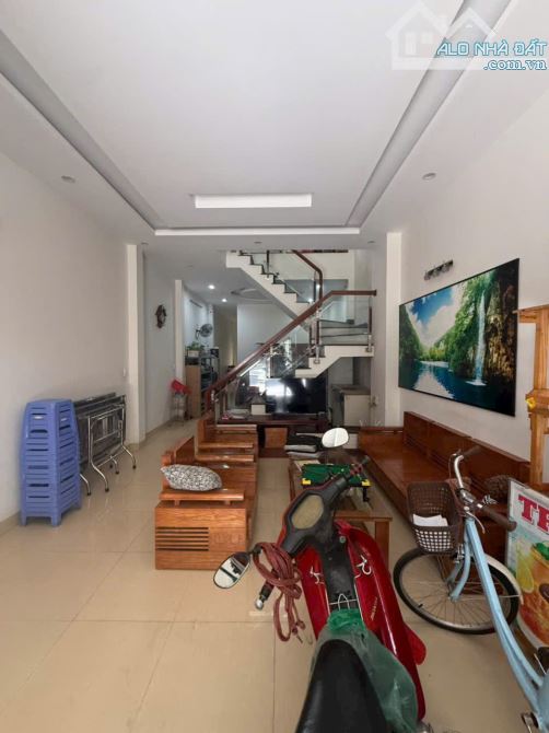 - Bán nhà 2 tầng 2 mê đúc đường Nguyễn Quyền, Hòa An, Cẩm Lệ. DT 83M2 – Giá 6.2 TỶTL