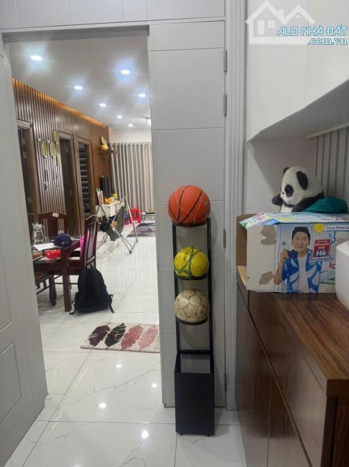 CĂN HỘ 2PN 93m2 LÔ D KDC Him Lam Căn hộ lầu 7, căn góc (3 ban công) diện tích 93 m2