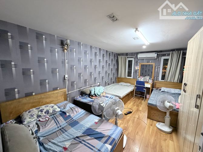 BÁN CĂN GÓC TẦNG 2 NHÀ G – TẬP THỂ T. CÔNG, HUỲNH T KHÁNG, BA ĐÌNH. 120M² – 3PN. 5,18 TỶ