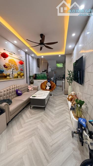 Cần lo việc kinh doanh, chủ hạ chào 2 tỉ nhà 5T p/lô quân đội Thanh Xuân - không QH