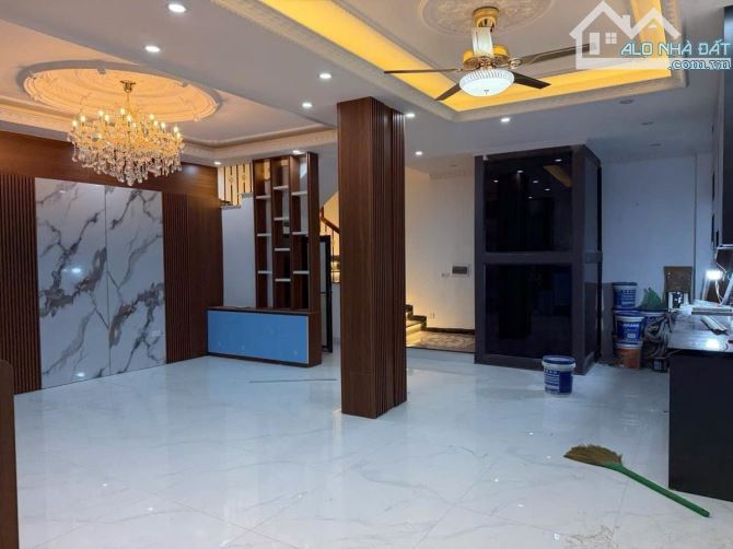 NHÀ ĐẸP PHỐ MINH KHAI - GẦN PHỐ - NGÕ THÔNG - 6 TẦNG THANG MÁY - 7 PHÒNG - KINH DOANH V3