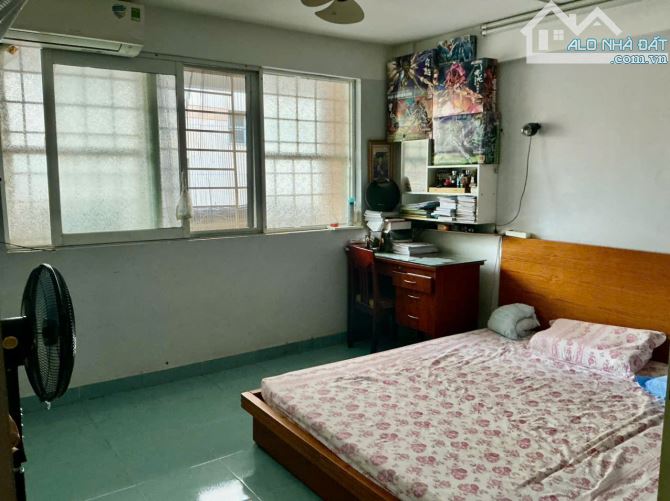 Cần bán tầng trệt Chung cư Ngô Quyền, phường 9, Quận 5; dtsd 118m2; giá 8.7 tỷ TL