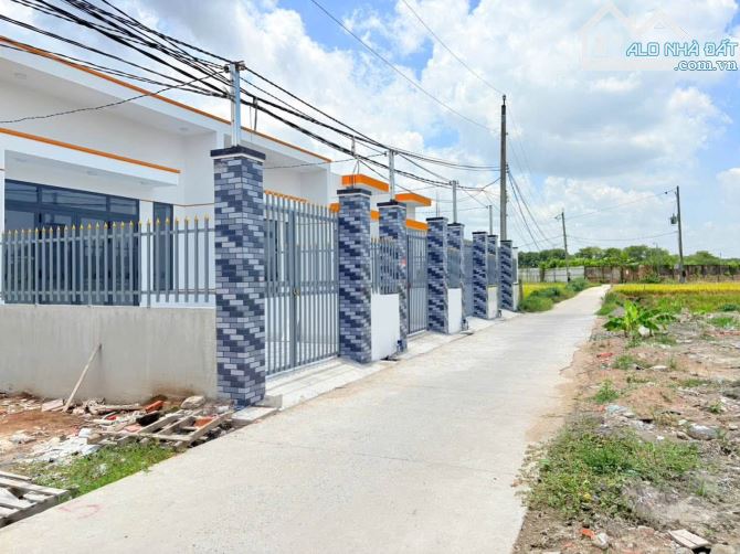 NHÀ MỚI XÂY XÃ NHỰT CHÁNH 1ty200 (5m × 25m)