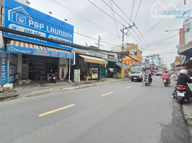Mặt tiền Đông Bắc, 18m x 36m full thổ cư, 4 mặt bằng + 27p trọ, hẻm sau 6m, kế Gò Vấp