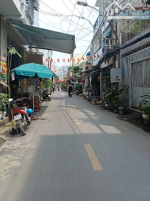 BÁN NHÀ MẶT TIỀN KINH DOANH ĐỈNH – HAI MẶT TIỀN TRƯỚC SAU – GẦN CHỢ BÁN ĐẤT TẶNG NHÀ ( Đ