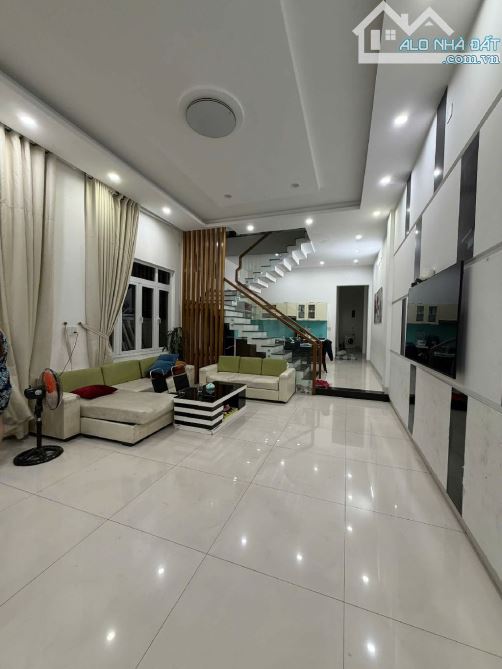 🔥 BÁN NHÀ LÔ GÓC 2 MẶT TIỀN – VỊ TRÍ ĐẸP TRUNG TÂM LIÊN CHIỂU 🔥