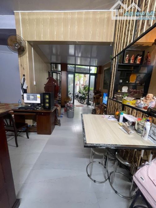 BÁN NHÀ TRẦN HƯNG ĐẠO, DT 133M NHÀ 2 TẦNG NHỈNH 4. TỶ
