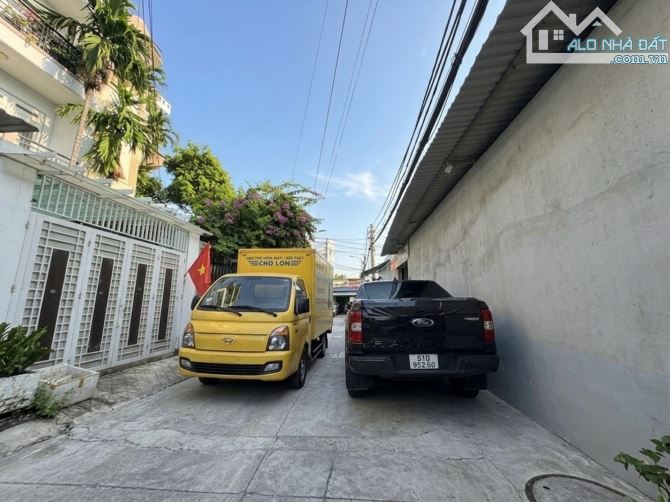 TOÀ CHDV - GẦN TÔ KÝ - NGUYỄN VĂN QUÁ - 115M2 - 4 TẦNG - 13 PHÒNG - 5x23 - GIÁ 8.X TỶ