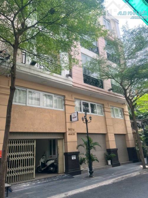Bán tòa nhà VP 6 tầng Nguyễn Văn Trỗi, DT 13,5m x 11m, giá 47 tỷ TL, có thang máy.