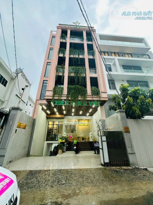 Tòa nhà VP MT hầm 6 tầng 8,5m x 22m khu sân bay giá 42 tỷ, HĐT 1,2 tỷ/năm.