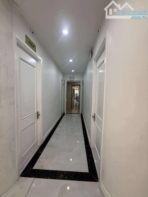 Quận hoa _ Toà văn phòng mặt phố _ 9 Tầng _ Vỉa hè rộng _ 110 tỷ