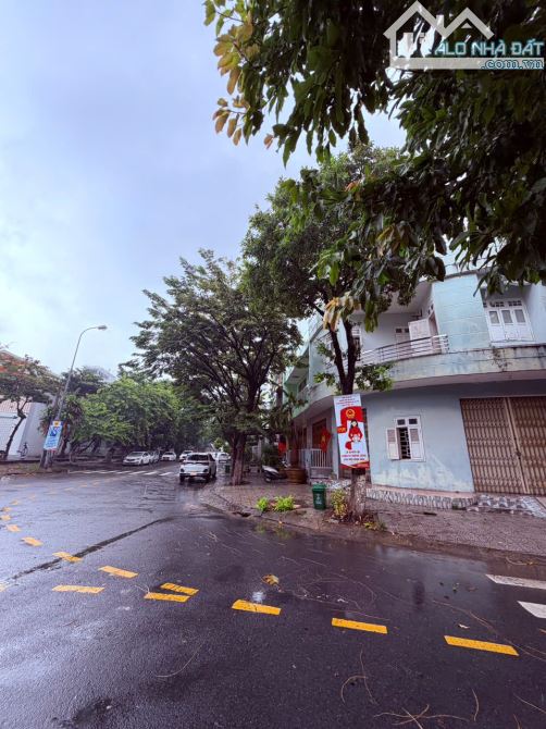 *Bán nhà 2 tầng, Góc 2 mt đường (10m5) Dã Tượng, đối diện công viên, dt 127m2, giá 12,6tỷ