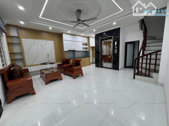 Thang máy Lê Lợi - Hà Đông, xây mới full nội thất, ô tô đỗ cửa, đối diện BHXH Hà Đông