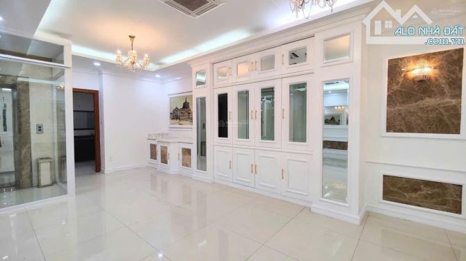 Bán gấp tòa nhà VP 5 tầng căn góc ngay khu sân bay DT 4 x 15,5 giá chỉ 11,3 tỷ