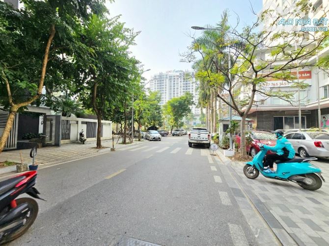 BÁN CHUNG CƯ VƯỜN ĐÀO LẠC LONG QUÂN 125M 3N3VS GIÁ 9.9 TỶ