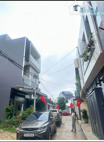 NHÀ 1 TRỆT 2 LẦU HẺM 226 LÊ DUẪN, NGAY NHÀ THỜ KIM MAI, DT: 104,3M2, THỔ CƯ 100%