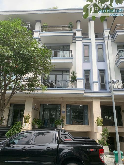 Giảm 2 tỷ, Dãy nhà đẹp nhất Vạn Phúc City, 5 tầng, đường 13m đối diện công viên