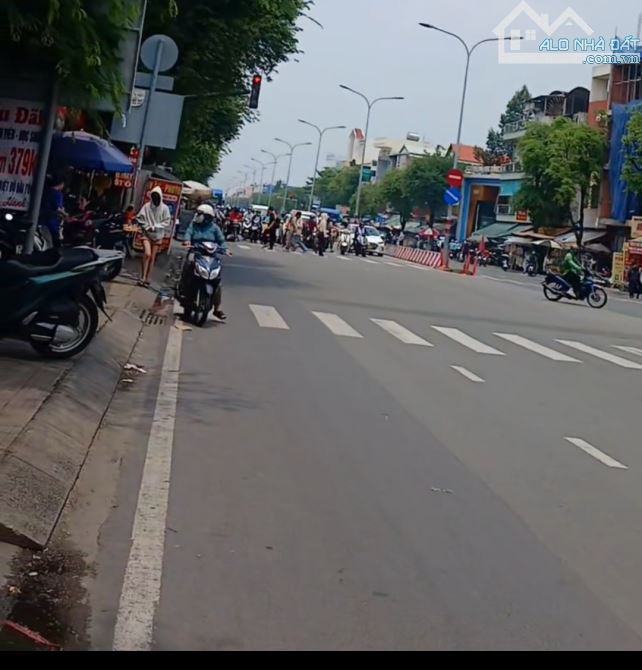 CHDV 10 PHÒNG THU NHẬP 30 TR/TH - NGAY CỔNG ĐH CÔNG THƯƠNG - CHỈ 1 CĂN RA MẶT TIỀN LÊ TRỌN