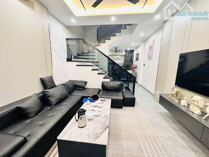 Hạ sốc! Bán nhà Trường Chinh, gần phố, nhà đẹp đầy đủ nội thất 45m2 5T MT 4,3m 12 tỷ