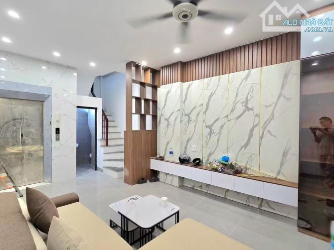Bán gấp 6 tầng thang máy nhà đẹp gần oto tránh Nguyễn Khánh Toàn full đồ 32m2. Giá 10.2 tỷ