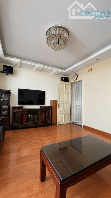 Bán căn hộ Chung cư phố Chùa Láng, Đống Đa 70m2, 2 ngủ, full nội thất, giá tốt chỉ 6,15 tỷ