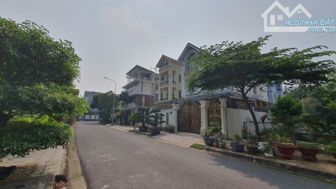 Biệt thự view công viên, DT 267 m2, ngang 12 m, giá cực tốt