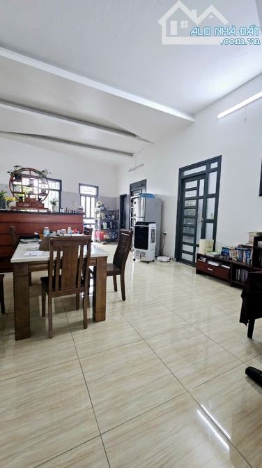 Bán nhà đường số 10, Linh Đông, Thủ Đức, TP HCM. DT 200m2, một tầng. Giá chỉ 9.78 tỷ.